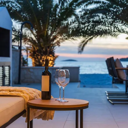 The Beachhouse - Luxury Beachfront וילה *