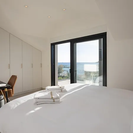 The Beachhouse - Luxury Beachfront וילה