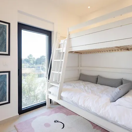 The Beachhouse - Luxury Beachfront וילה *