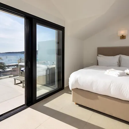 The Beachhouse - Luxury Beachfront וילה