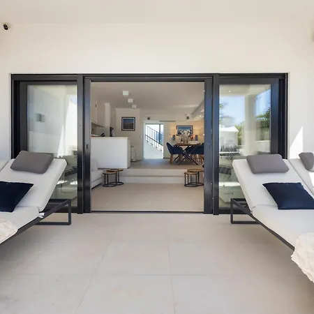 The Beachhouse - Luxury Beachfront וילה *