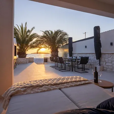 The Beachhouse - Luxury Beachfront וילה
