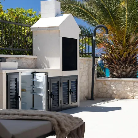 The Beachhouse - Luxury Beachfront וילה