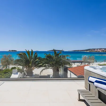 The Beachhouse - Luxury Beachfront וילה