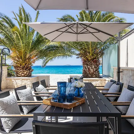 The Beachhouse - Luxury Beachfront *