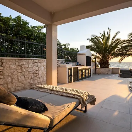 The Beachhouse - Luxury Beachfront וילה