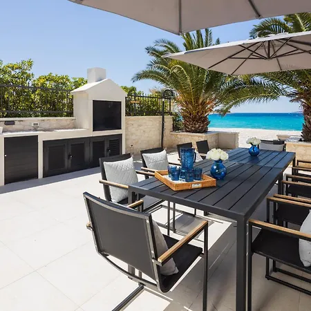 The Beachhouse - Luxury Beachfront וילה *